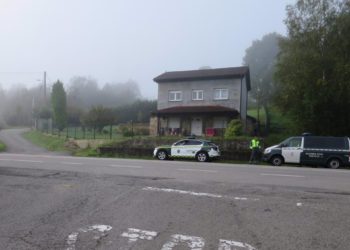 Se investiga al conductor que dejó malherido a un motorista tras chocar con él en Nava