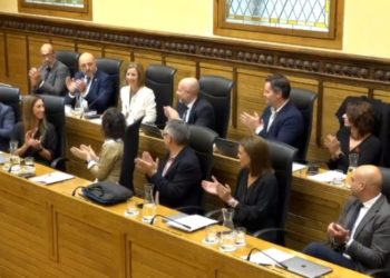 El pleno despide a Ángeles Fernández – Ahúja destacando su «empatía, talante y compromiso»