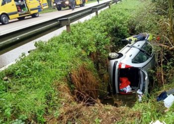 Herido un conductor tras volcar su vehículo en Posada de Llanera