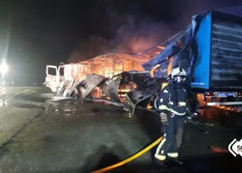 Un incendio calcina por completo un camión de reparto en el Puerto de Pajares