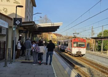 Una incidencia en el tren que conecta Gijón y Avilés deja tirados a los viajeros: «La gente se está organizando para pagar los taxis»
