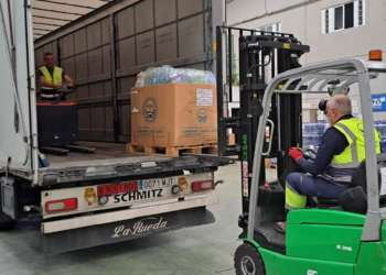 El Banco de Alimentos de Asturias carga el primer camión con «miles de kilos» en donaciones que pondrán rumbo a Valencia desde Morcín