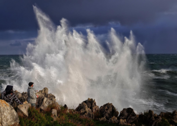 Asturias se mantiene en alerta por oleaje y viento: el Urriellu ronda los 140 km/h