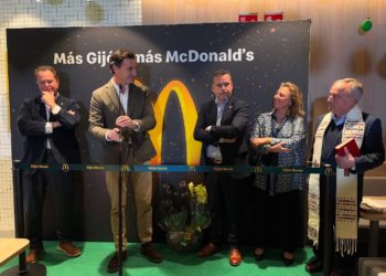 Ni la Iglesia quiso perderse la gran inauguración del nuevo McDonald’s de Gijón