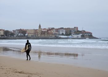 Gijón despide el último fin de semana con las nubes como grandes protagonistas