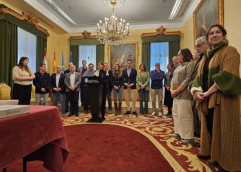 Moriyón brinda con la prensa: «Gijón tiene medios de comunicación en muchos formatos que gozan de muy buena salud»