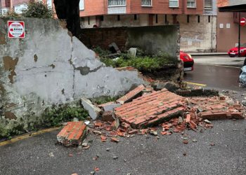 La caída de un muro de la antigua Cordelería Baras pone en guardia a los vecinos de La Calzada: «Cualquier día le da a un niño»
