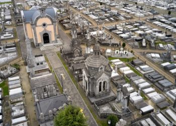 Abre la tumba de su madre en Avilés, desentierra el cuerpo, se lo lleva a casa… Y no, no fue una inocentada