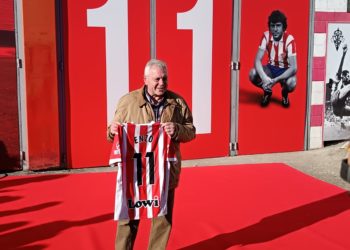 La puerta 11 de El Molinón ya luce el nombre de Ferrero: «Es un orgullo formar parte de la época dorada del Sporting»