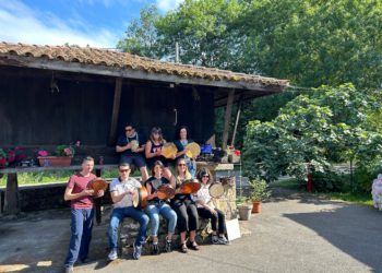 Los chigres de Ceares celebran la Navidad a golpe de pandereta