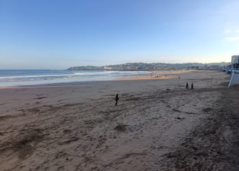 Gijón despide el año con sol y con frío en la madrugada