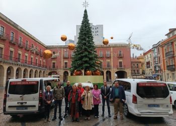 La ilusión de ver el alumbrado navideño regresa a los mayores en residencia de la mano de ‘Taxi Luz’