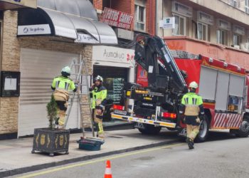 Un peligro de desprendimiento en un local de hostelería obliga a intervenir a los bomberos en Oviedo