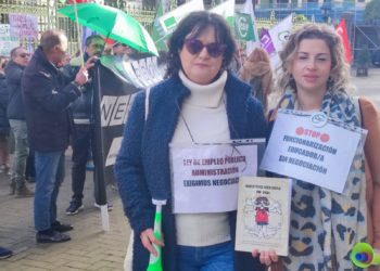 Los educadores se manifiestan en Oviedo frente a la Presidencia del Principado