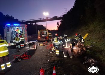 Una colisión en la A-8 a la altura de Tapia deja dos heridos y obliga a cortar la vía