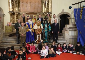 Ni un niño sin regalo: Sus Majestades reparten alegría a familias en riesgo de exclusión en Cimavilla