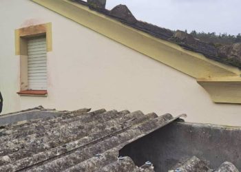 Un vecino de El Franco resulta herido al hundirse un tejado sobre el que estaba trabajando