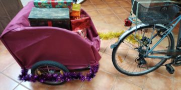 Los Reyes Magos dejan los camellos para subirse a la bicicleta en su visita a Santa Bárbara
