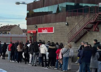 Sorpresa y malestar por las largas colas en Gijón para los 50 puestos de trabajo en un supermercado