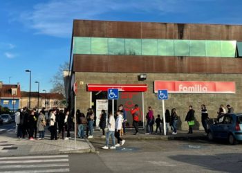 Las dos caras de la selección para el nuevo supermercado en Pumarín: de la ilusión por la entrevista a no ser recibido tras dos horas y media de espera