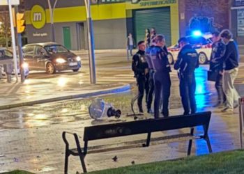 VIDEO | Un coche, una farola y una cena indigesta: el accidente que espantó a los clientes de cierta hamburguesería de Gijón