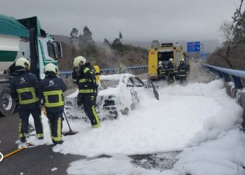 Un turismo rompe a arder por causas desconocidas en plena A-8, a la altura de Llanes