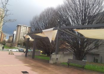 El temporal arranca las pérgolas de la plaza de Clara Ferrer dos días después de terminar su instalación