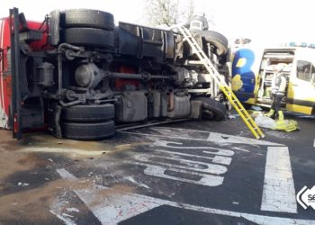 El vuelco de un camión que transportaba gasoil en Llanera se salda con su conductor herido leve
