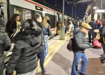 Una demora de veinte minutos y una parada ‘desaparecida’ vuelven a crispar los ánimos en RENFE: «Te dejan tirado y se ríen de ti»