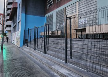 CSI puentea al Ministerio de Trabajo y cierra con un vallado el acceso principal a la Sindical de Gijón