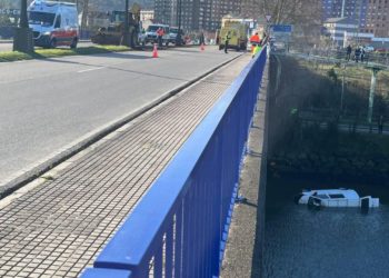 Una furgoneta se precipita a la ría de Avilés a la altura del puente Azud