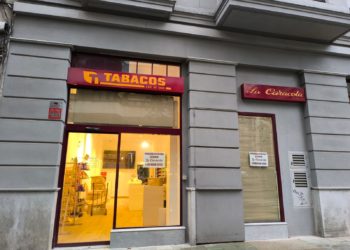 El estanco La Caracola cambia de local en la misma calle Asturias: «Es por comodidad de nuestros clientes»