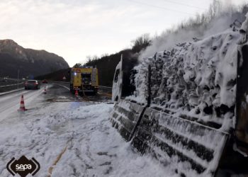 Galería | Un incendio en un camión que transportaba madera provoca retenciones en la autopista del Huerna