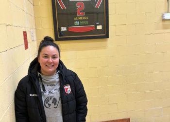 El pabellón de Mata-Jove ya luce la camiseta retirada con el ‘2’ de Natasha Lee