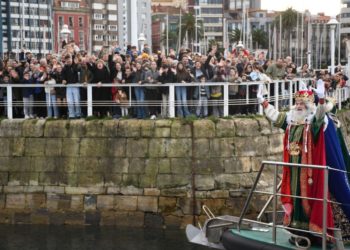 Un recorrido inolvidable por todo el Puerto Deportivo: los Reyes Magos ya están en Gijón