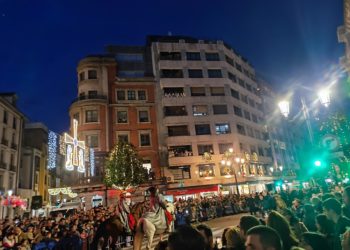 La ilusión de miles de ovetenses hace triunfar la Cabalgata de los Reyes en Oviedo