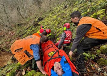 Una caída en el bosque de Peloño termina con un cazador evacuado al HUCA en helicóptero