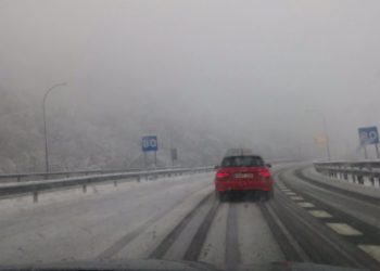 La nieve obliga a cerrar Pajares a vehículos pesados y al uso obligatorio de cadenas