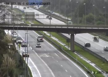 Un accidente en el desvío a Viesques provoca atascos kilométricos en la A-8