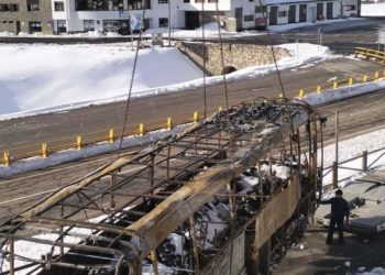 Vídeo | Retiran el autobús calcinado de San Isidro