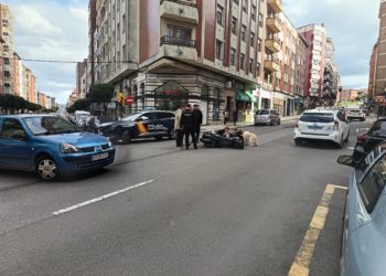 La conductora de una moto resulta herida leve en Ceares por una caída en la que estuvo involucrado un turismo