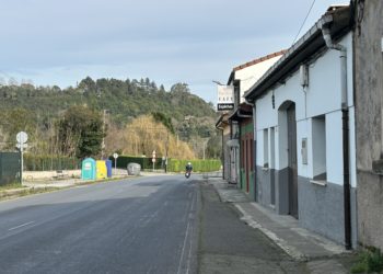 Vega reclama la restitución del vallado de la carretera de La Pola retirado tras un accidente: «Los vecinos sienten inseguridad y miedo»