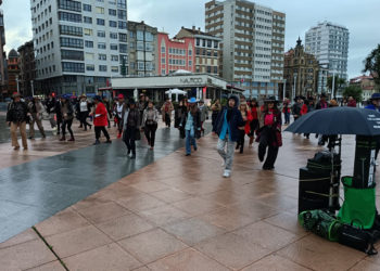El grupo de Robert Taboada baila por Gijón ‘Embrujada’ por los 75 años del nacimiento de Tino Casal