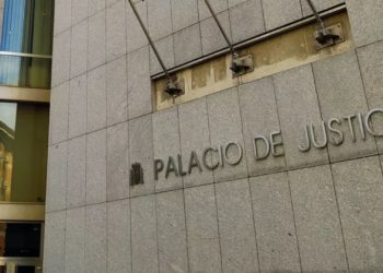 Se sienta en el banquillo una médica acusada de vulnerar los protocolos y causar la muerte de una paciente