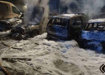 Cuatro coches quemados en Siero y un piso calcinado en Avilés: el agitado sábado de los Bomberos de Asturias