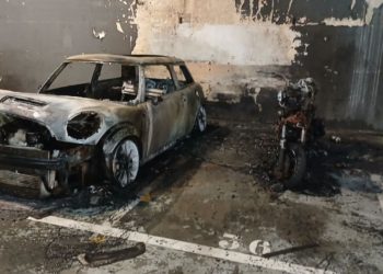 Cuando en un gimnasio se quema algo… Que no son calorías: un incendio devora un coche en Carlos Marx