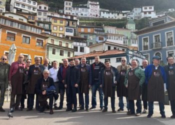 La Boya paladea las delicias de Cudillero y acerca los secretos de su labor a los vecinos del lugar