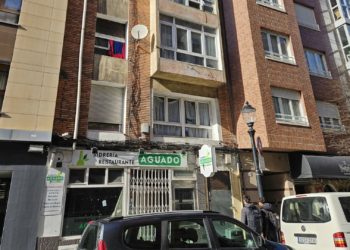 Finaliza el desalojo del edificio ‘okupado’ de la calle Aguado: «Han sido dos años sin poder abrir las ventanas»