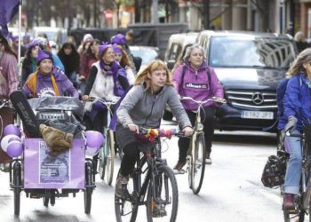Feminismo sobre dos ruedas, o el entremés del 8M que promete ser mañana la Revuelta Ciclofeminista de Gijón