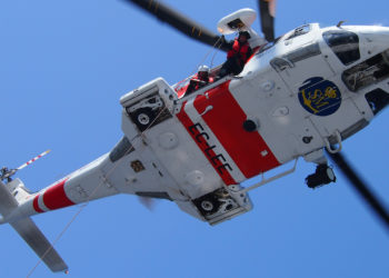 Un rescate de madrugada a 3 millas de la costa lleva a la localización de fardos de droga flotando en el mar